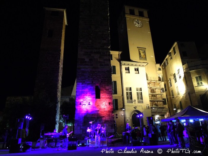 Savona "in festa" per la tappina del Giro. Gadgets a pagamento, Darsena dimenticata Savona "in festa" per la tappina del Giro. Gadgets a pagamento, Darsena dimenticata