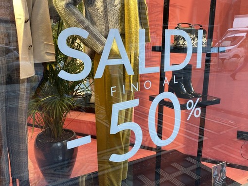 Sabato 4 luglio via ai saldi estivi, Federmoda Savona: "Eventuale spostamento dell'inizio proposta da valutare con attenzione, necessario regolamentare anche il commercio online" Sabato 4 luglio via ai saldi estivi, Federmoda Savona: "Eventuale spostamento dell'inizio proposta da valutare con attenzione, necessario regolamentare anche il commercio online"