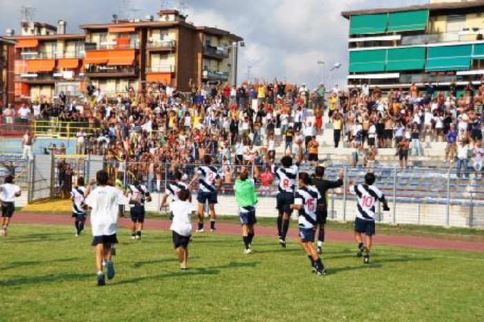 Nella foto, tratta dal sito ufficiale del Savona Calcio, la squadra esulta davanti ai propri tifosi dopo la rimonta sulla Sanremese Nella foto, tratta dal sito ufficiale del Savona Calcio, la squadra esulta davanti ai propri tifosi dopo la rimonta sulla Sanremese
