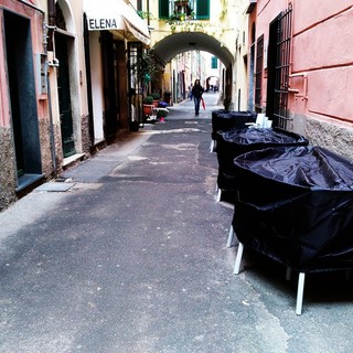 I residenti del centro di Loano: "Le occupazioni del suolo pubblico limitano il nostro uso dei box auto"