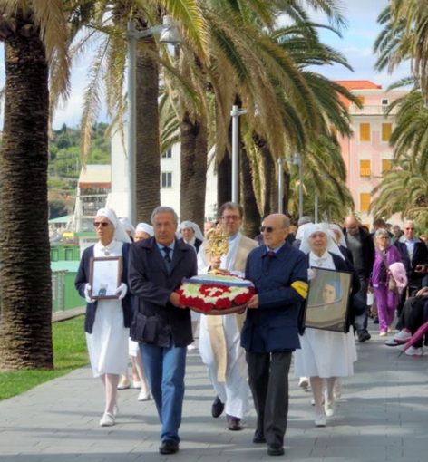 Varazze, i fedeli hanno accolto in preghiera le Reliquie di Santa Bernadette Varazze, i fedeli hanno accolto in preghiera le Reliquie di Santa Bernadette