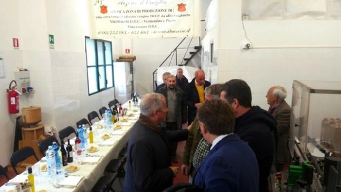 Ora è ufficiale, Claudio Scajola si candida a Sindaco di Imperia. L'annuncio durante il pranzo con i fedelissimi a Cesio Ora è ufficiale, Claudio Scajola si candida a Sindaco di Imperia. L'annuncio durante il pranzo con i fedelissimi a Cesio