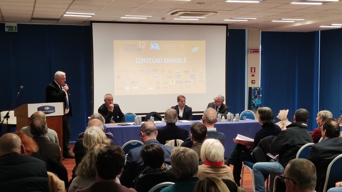 Convegno di Obiettivo Spiagge, pressing sul Governo contro la Bolkestein: "Non vogliamo 'lanzichenecchi" sulle nostre coste" (FOTO e VIDEO) Convegno di Obiettivo Spiagge, pressing sul Governo contro la Bolkestein: "Non vogliamo 'lanzichenecchi" sulle nostre coste" (FOTO e VIDEO)