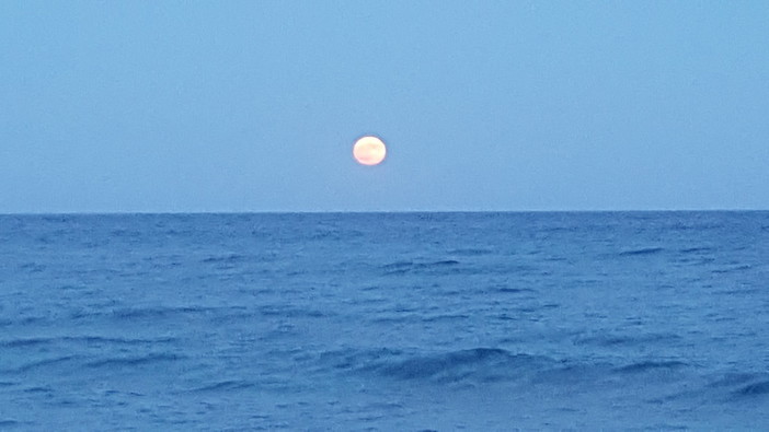 Spettacolo nel cielo di Pietra Ligure con la "Luna Fragola" (FOTO)