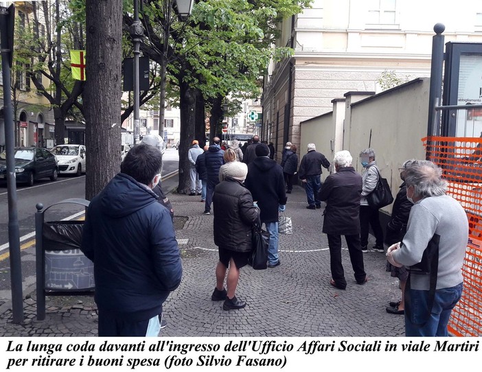 Albenga: una lunga coda di cittadini attende la consegna dei buoni spesa Albenga: una lunga coda di cittadini attende la consegna dei buoni spesa