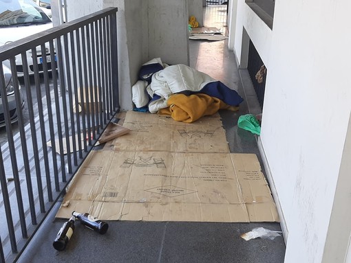 Savona, sporcizia e degrado nei pressi del palazzo della Provincia (FOTO) Savona, sporcizia e degrado nei pressi del palazzo della Provincia (FOTO)