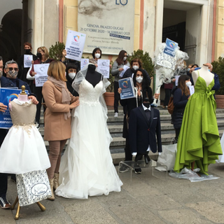Matrimoni e ricevimenti ancora bloccati: 'Insieme per il wedding' manifesta in De Ferrari (VIDEO e FOTO)