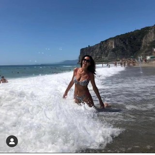 La "sirenetta" Emanuela Folliero tra le onde di Finale Ligure