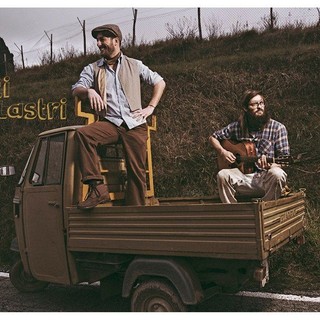 Successo per la canzone "L'Ostaggionale" rivolta con ironia a chi lavora mentre gli altri sono in vacanza