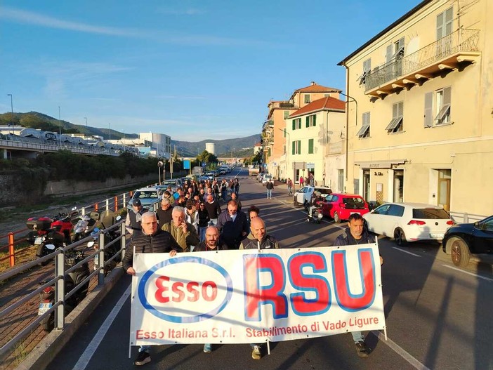 Esso, dopo lo sciopero tutto tace sul fronte aziendale. I sindacati: "Attendiamo convocazione del Ministero" Esso, dopo lo sciopero tutto tace sul fronte aziendale. I sindacati: "Attendiamo convocazione del Ministero"