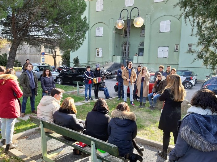 Savona, gli studenti della biblioteca Barrili si oppongono al dimezzamento dell'orario: "Non ci stiamo, non si taglia la cultura"
