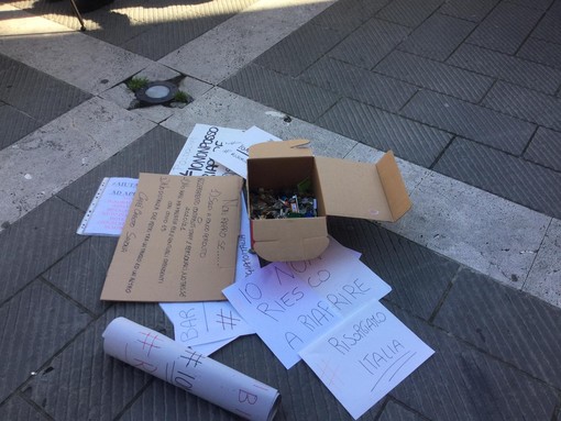 Savona, i commercianti scendono in piazza e consegnano simbolicamente le chiavi al sindaco (FOTO)