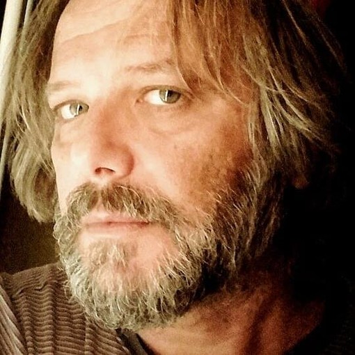 Incontri alla Ubik: il cantautore Sergio Pennavaria presenta il suo nuovo disco “Senza lume, a casaccio, nell’oscurità”