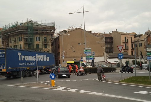 Scontro tra auto e moto a Savona: un ferito al San Paolo, traffico in tilt (FOTO)