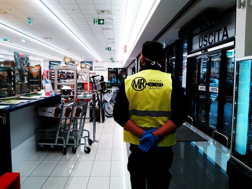 Coronavirus: un viaggio tra gli "Angeli della sicurezza", che vegliano su chi fa la spesa al supermercato
