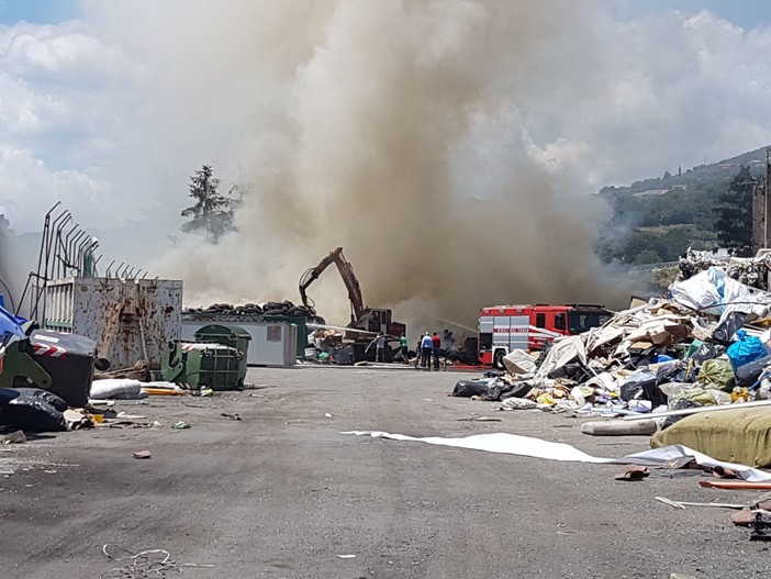 In Liguria otto incendi a depositi di rifiuti negli ultimi due anni, una scia di fuoco da Stella (2016) a Cairo Montenotte In Liguria otto incendi a depositi di rifiuti negli ultimi due anni, una scia di fuoco da Stella (2016) a Cairo Montenotte