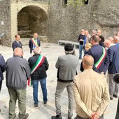 Castelvecchio di Rocca Barbena e rigenerazione urbana, l'assessore regionale Scajola inaugura Piazza della Torre