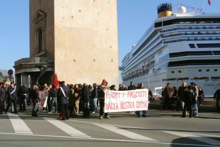 Savona: contestato Francesco Storace Savona: contestato Francesco Storace
