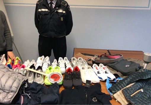 Loano, venditore abusivo aggredisce agente della polizia municipale: denunciato