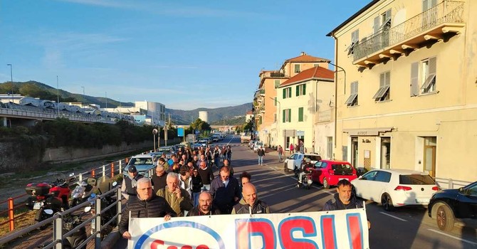 Esso Italiana, nel vertice al Ministero confermato il licenziamento di 28 lavoratori a Vado Esso Italiana, nel vertice al Ministero confermato il licenziamento di 28 lavoratori a Vado