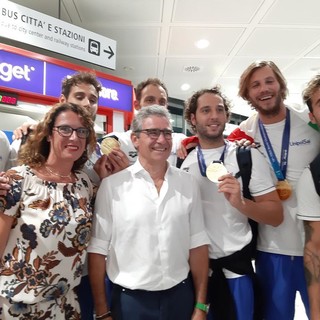 Settebello campione del mondo: gli atleti "liguri" ricevuti all'aeroporto Colombo di Genova dall'assessore regionale Cavo