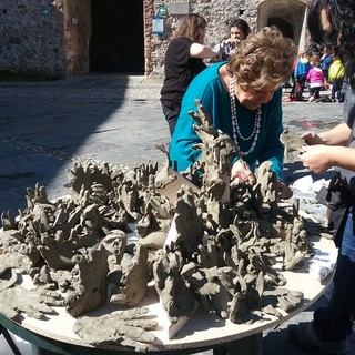 Nelle due foto: L'assemblaggio delle mani da parte della maestra Stefania Guerra Lisi; la 3° F e l'opera  “Pop Art Rebel”