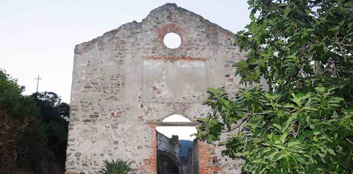 A Legino la processione verso la "chiesa senza tetto"