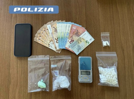 Savona, 17enne arrestato per spaccio di cocaina: droga nascosta in casa tra divano e caramelle Savona, 17enne arrestato per spaccio di cocaina: droga nascosta in casa tra divano e caramelle