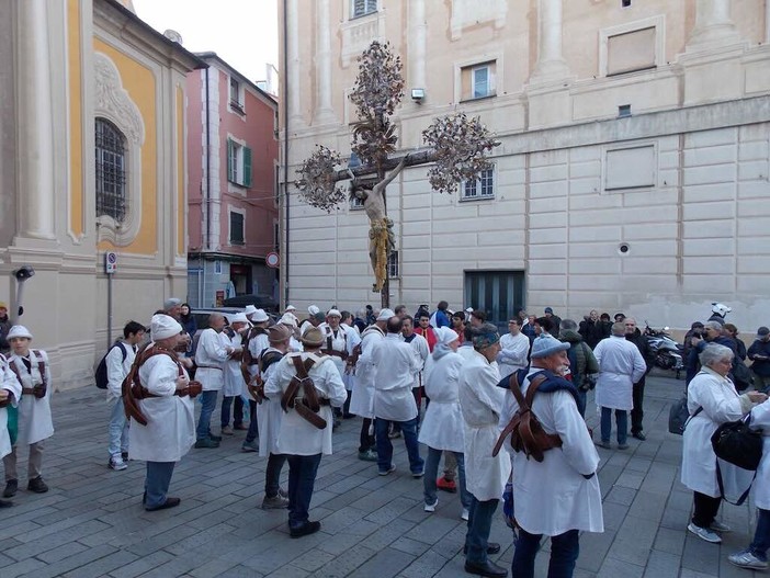 Maggio, a Savona la preghiera mariana con la Confraternita Sant'Ambrogio