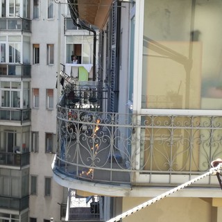 Savona, terrazzo prende fuoco in via Ariosto: intervento dei vigili del fuoco (FOTO)