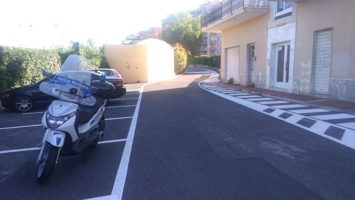 Loano, continuano i lavori di rifacimento della segnaletica stradale Loano, continuano i lavori di rifacimento della segnaletica stradale