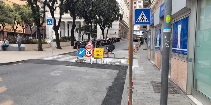 Savona, l'opposizione su Piazza Diaz: "Lavori terminati da un mese ma cantiere non ancora rimosso"