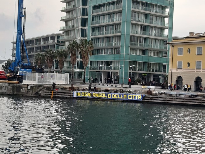 "In ogni angolo della città": Savona si tinge di blucerchiato in attesa del derby (FOTO)