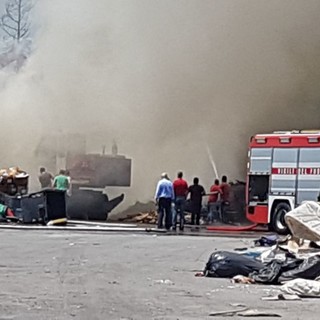 Incendio alla SARR di Cenesi. Il sindaco Niero: "Esigo risposte" (FOTO e VIDEO)