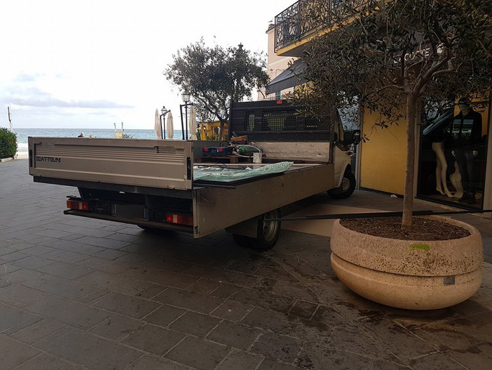 Alassio, tre uomini sfondano la vetrina di "Cerruti" con un'auto rubata e portano via capi d’abbigliamento per oltre 20 mila euro Alassio, tre uomini sfondano la vetrina di "Cerruti" con un'auto rubata e portano via capi d’abbigliamento per oltre 20 mila euro