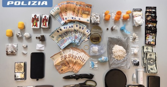 Bazar dello spaccio, la squadra mobile arresta due uomini: quattro gli etti di droga sequestrata
