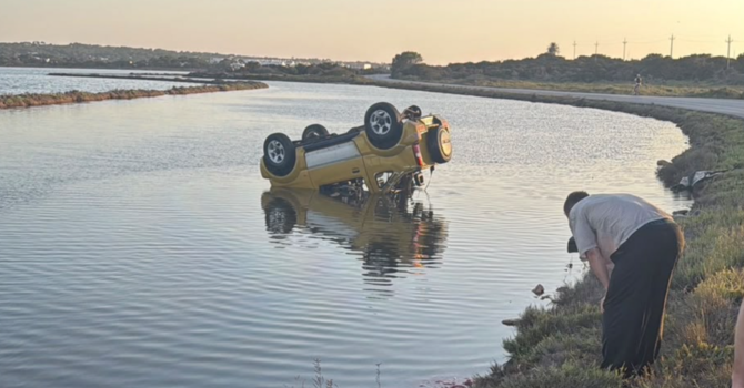 Carabinieri  in vacanza a Formentera salvano il passeggero di un'auto caduta in acqua alle Saline