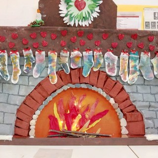 I bambini di Calvisio rallegrano la suggestiva "Corte del Cuore" di Palazzo Gallesio