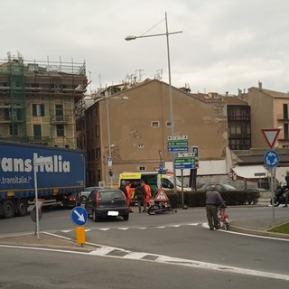 Scontro tra auto e moto a Savona: un ferito al San Paolo, traffico in tilt (FOTO)