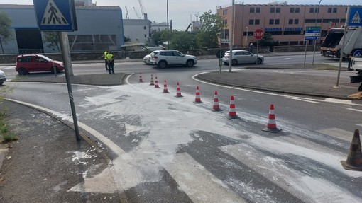 Savona, liquido sull'asfalto in Largo de Meo: la polizia locale devia il traffico (FOTO e VIDEO)