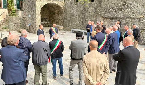 Castelvecchio di Rocca Barbena e rigenerazione urbana, l'assessore regionale Scajola inaugura Piazza della Torre