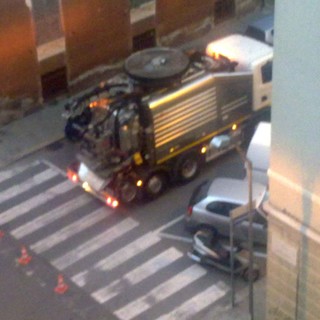 Savona: fogna otturata in via Milano. Lo spurgo all'ora di cena (foto)