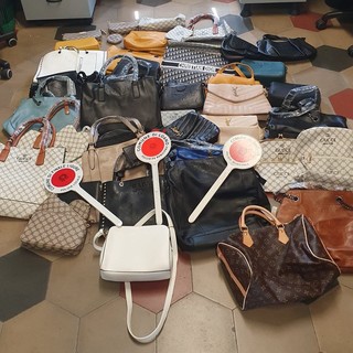 Abbandona la merce scappando sui binari: sequestrate a Loano 53 borse contraffatte