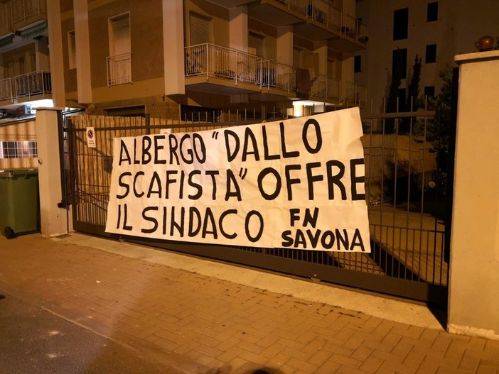 Striscioni Forza Nuova a Pietra, il sindaco Valeriani: "I richiedenti asilo qui da noi non hanno mai creato problemi" Striscioni Forza Nuova a Pietra, il sindaco Valeriani: "I richiedenti asilo qui da noi non hanno mai creato problemi"