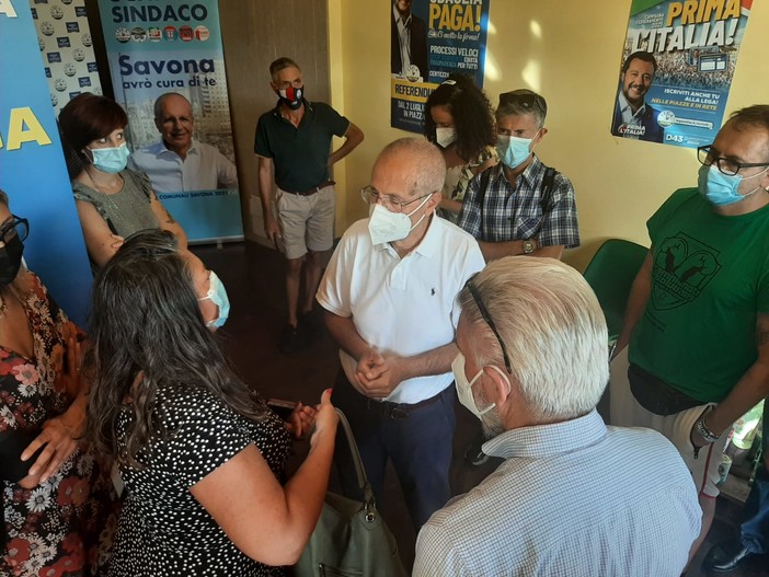 Savona 2021, il candidato Schirru incontra i cittadini nel point della Lega: “La pulizia la critica più evidenziata” (FOTO e VIDEO)