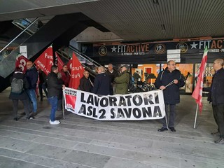 Le proteste durante il consiglio regionale sulla riforma sanitaria