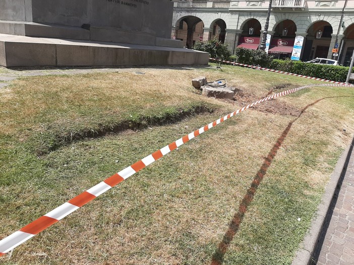 Savona, danni in piazza Mameli dopo la vittoria dell'Italia. Il sindaco Caprioglio attacca: "Condotta inaccettabile"