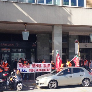 I lavoratori del Terminal Rinfuse ottengono la cassa ordinaria, ma a dare garanzie per tutto l’indotto di Tirreno Power è l’assessore Rambaudi I lavoratori del Terminal Rinfuse ottengono la cassa ordinaria, ma a dare garanzie per tutto l’indotto di Tirreno Power è l’assessore Rambaudi