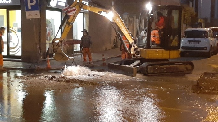 Savona, allagata via Machiavelli: rotto un tubo dell'acquedotto (FOTO e VIDEO) Savona, allagata via Machiavelli: rotto un tubo dell'acquedotto (FOTO e VIDEO)