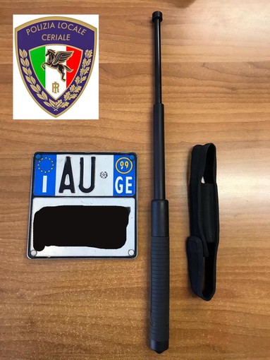 Guidava armato, senza patente e con targa falsificata: denunciato dalla Polizia Locale di Ceriale